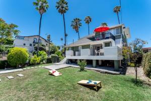 una gran casa blanca con techo rojo en Normandie Manor en Los Ángeles