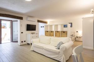 アルバタックスにあるLoft Pinaのリビングルーム(白いソファ、テレビ付)