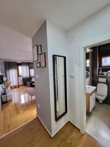 un baño con lavabo y espejo en Kutak11, en Zlatibor