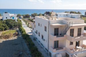 een appartementencomplex met de oceaan op de achtergrond bij Libyan Sea Luxury Apartment 2 in Ierápetra