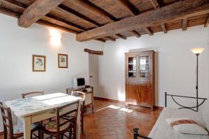 Il comprend une cuisine et un salon avec une table et des chaises. dans l'établissement Il piccolo fienile, à Vessalico