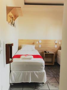 Uma cama ou camas num quarto em Memorial Hotel