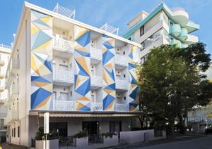 um edifício com um mural ao lado em Color Hotel Rimini em Rimini