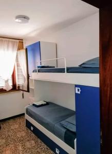 una stanza con due letti a castello e una finestra di Ad un passo dal Mare a Petrosino