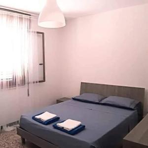 una camera da letto con un letto con due asciugamani sopra di Ad un passo dal Mare a Petrosino