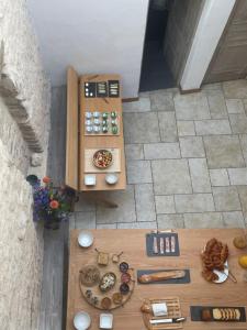 an overhead view of a table with food on it at Chambre d'hôtes Hôte des Portes Île de Ré in Les Portes