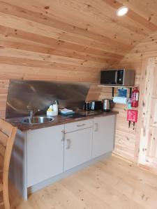 Una cocina o cocineta en Ceide Glamping 37 fotos más