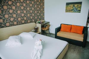 テキルギオルにあるPensiunea Cristianのベッドと椅子付きのホテルルーム