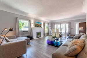 sala de estar con 2 sofás y chimenea en Normandie Manor en Los Ángeles