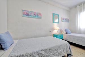 A bed or beds in a room at El Refugio de La Corredera & Parking Incluido