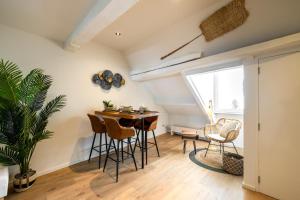 Ein Sitzbereich in der Unterkunft Madrid Suites