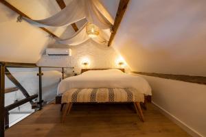 ein Schlafzimmer mit einem Bett auf einem Dachboden in der Unterkunft Madrid Suites in Maastricht