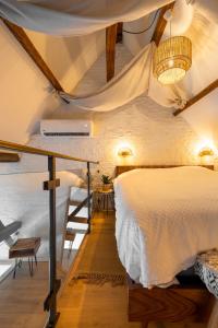 ein Schlafzimmer mit einem Bett in einem Zimmer mit einer Decke in der Unterkunft Madrid Suites in Maastricht