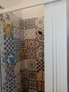 Baño con azulejos de colores en la pared en GRomano Apartments, en Isquia 42 fotos más