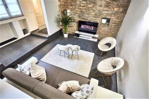 vista sul soffitto di un soggiorno con divano e sedie di ASTRA-Modern Loft Cathedral View a Bergamo