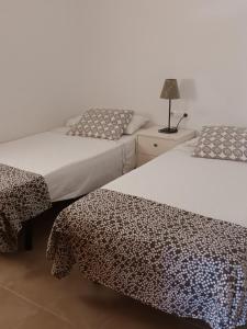 two beds sitting next to each other in a bedroom at Villa L'Estartit in L'Estartit