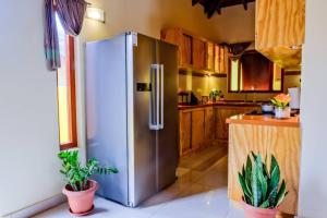 Köök või kööginurk majutusasutuses Iona's home: Vibrant 2bedroom home near Willemstad