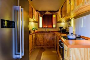 Köök või kööginurk majutusasutuses Iona's home: Vibrant 2bedroom home near Willemstad +3 fotot