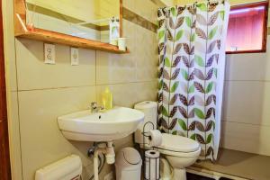 Vannituba majutusasutuses Iona's home: Vibrant 2bedroom home near Willemstad
