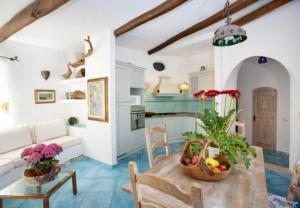 Khu vực ghế ngồi tại Charming House near Porto Rotondo with Shared Pool