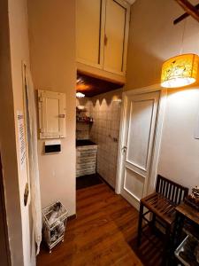 ナポリにあるcasetta gioiaのキッチン(テーブル付)とドアが備わる客室です。