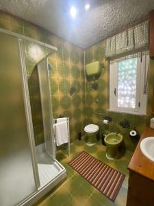 馬拉泰亞的住宿－B&B Felice，带淋浴、卫生间和盥洗盆的浴室