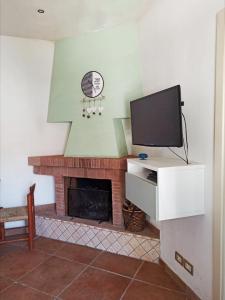 Il comprend un salon doté d'une télévision et d'une cheminée. dans l'établissement Casa La Gardenia, à Torre del Lago Puccini