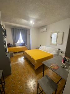 馬拉泰亞的住宿－B&B Felice，酒店客房设有两张床和一张桌子。