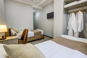 Postel nebo postele na pokoji v ubytování Inter Hotel Bishkek