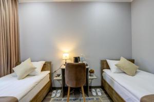 Postel nebo postele na pokoji v ubytování Inter Hotel Bishkek
