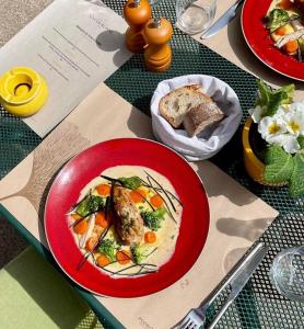 une table avec deux assiettes de nourriture dans l'établissement Auberge Communale de la Couronne, à Yvorne