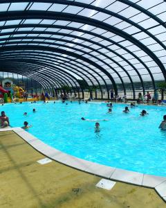 The swimming pool at or close to Boshuis met erg veel luxe