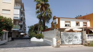 un bâtiment avec une porte en face d'une rue dans l'établissement Apartamento acogedor en primera linea de playa, à Dénia