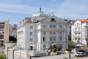 un gran edificio blanco con una cúpula en la parte superior en Hotel Hoyuela, en Santander