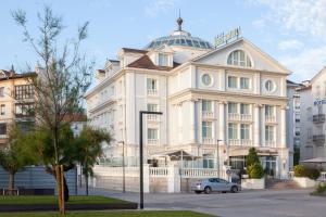 ein Gebäude mit einem davor geparkt in der Unterkunft Hotel Hoyuela in Santander