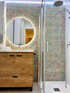 La salle de bains est pourvue d'un miroir et d'une commode en bois. dans l'établissement Malagueta beach II & Private Terrace by ELE Apartments, à Malaga