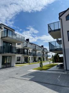 un edificio con balcones al lado de una calle en Rewa Park en Rewa