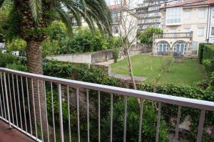 a balcony with a fence and a yard at Chalet en El Sardinero a 5 minutos de la playa. in Santander