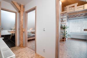Habitación con espejo y dormitorio con cama. en Apartman Odolov Jestřebí hory, en Malé Svatoňovice