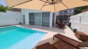 Baseinas apgyvendinimo įstaigoje Modern and bright 3 bedroom villa with pool. arba netoliese
