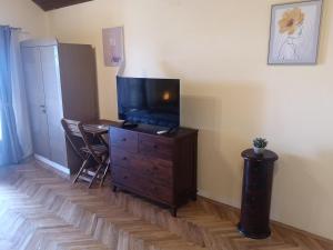 Rural holiday house Vinodol-Kalnik في Kalnik: غرفة معيشة مع تلفزيون على دولاب خشبي