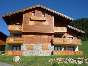 a large wooden house with balconies on the side of it at Appartement 4 pièces mezzanine avec balcon, équipements complets, animaux admis, parking couvert. - FR-1-293-64 in Villard-sur-Doron