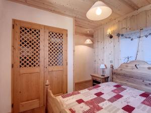 Giường trong phòng chung tại Appartement savoyard 10 pers, sauna 3 étoiles - FR-1-417-72