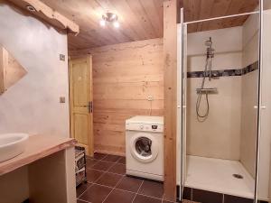 Phòng tắm tại Appartement savoyard 10 pers, sauna 3 étoiles - FR-1-417-72 +16 ảnh