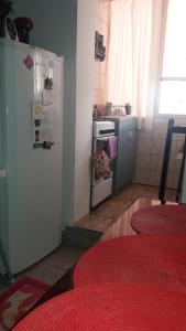 Il comprend une petite cuisine équipée d'un réfrigérateur et d'une cuisinière. dans l'établissement Jorali, à Oradea