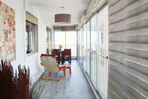 - un couloir avec une chaise et une table dans la chambre dans l'établissement Appartement Rosa N&B met Groot Terras met Zeezicht -70m van Strand, à Calp