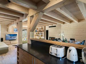 uma cozinha com tectos de madeira e um balcão com duas torradeiras em Chalet Val-d'Isère, 6 pièces, 11 personnes - FR-1-567-69 em Val dʼIsère