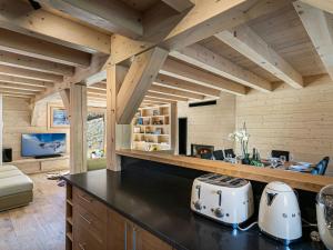 eine Küche mit Holzdecken und einer Theke mit zwei Toastern in der Unterkunft Chalet spacieux près des pistes avec sauna et WiFi, animaux admis - FR-1-567-69 in Val dʼIsère