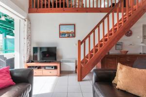 Televízia a/alebo spoločenská miestnosť v ubytovaní CAPBRETON, SUD OUEST FRANCE, APPARTEMENT PROCHE PLAGES ET FORÊTS - T4-4 Pièces, Piscine, Clime, Parking, Wi-fi, Plages 10 mn, Sleeps up to 8, near Beaches & Forests, Welcome Pack
