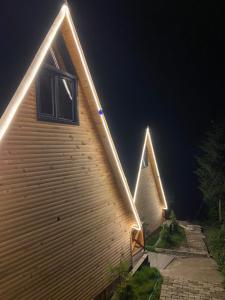 ein Haus mit seitlicher Beleuchtung in der Nacht in der Unterkunft Pera Bungalov in Ardeşen
